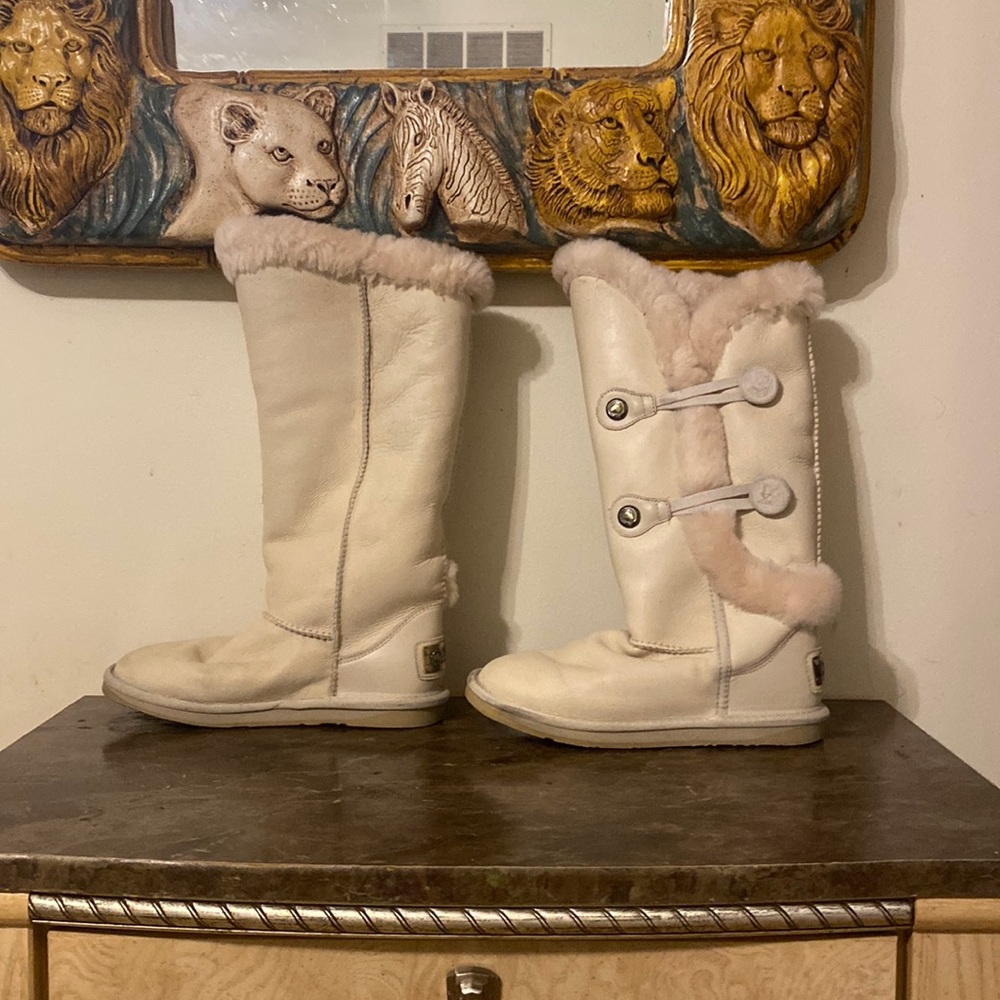 Used winter boots winter white.